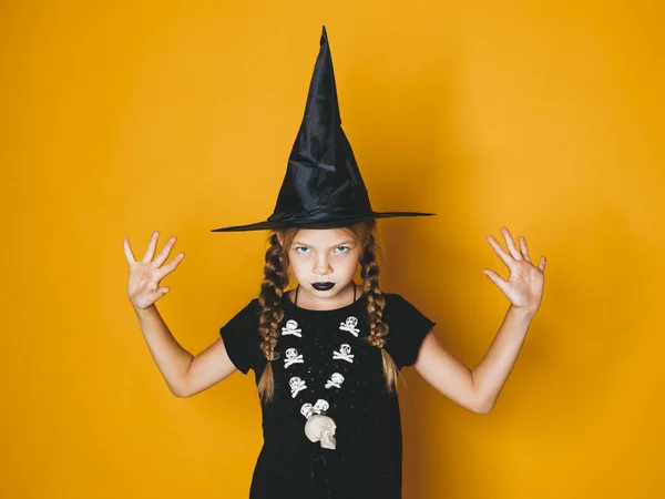 Komoly Kis Lány Halloween Boszorkány Jelmez Fekete Kalap Állandó Emelt — Stock Fotó