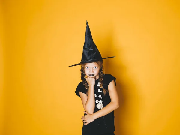 Niña Traje Bruja Halloween Sombrero Negro Mirando Cámara Seria Con — Foto de Stock