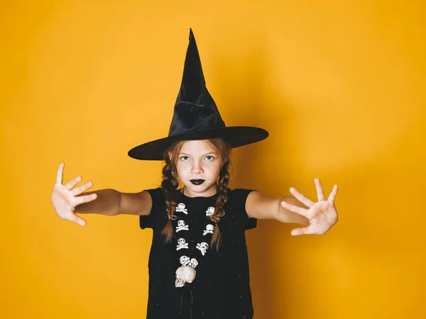 Poważne Dziewczynka Halloween Kostium Czarownicy Czarny Kapelusz Pokazuje Gest Stop — Zdjęcie stockowe