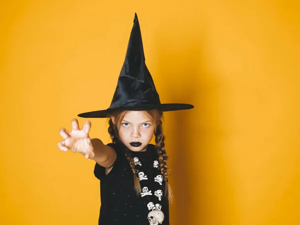 Niña Traje Bruja Halloween Sombrero Negro Mirando Cámara Con Gesto — Foto de Stock