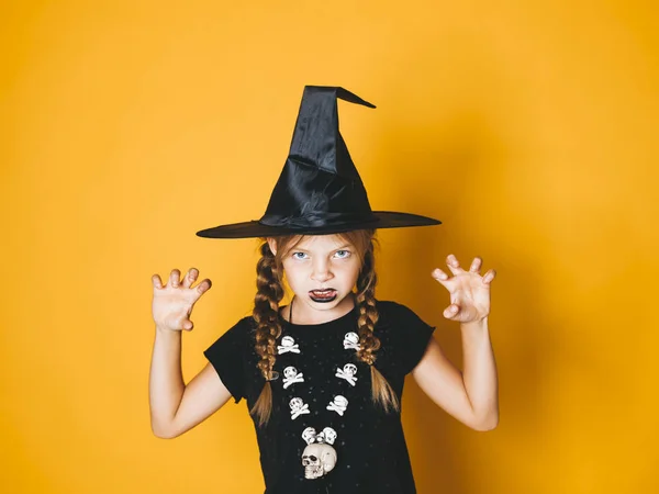 Dziewczynka Halloween Kostium Czarownicy Czarny Kapelusz Patrząc Kamery Przerażające Gest — Zdjęcie stockowe