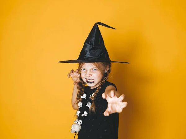 Niña Traje Bruja Halloween Sombrero Negro Mirando Cámara Con Gesto — Foto de Stock