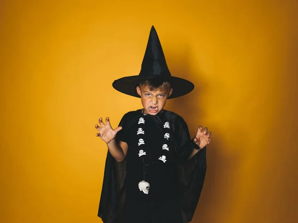 Хлопчик Одягнений Костюм Відьом Хеллоуїна Чорною Шапочкою Голові Показуючи Лякаючий — стокове фото