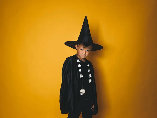 Niño Vestido Con Disfraz Bruja Halloween Con Gorra Negra Cabeza —  Fotos de Stock