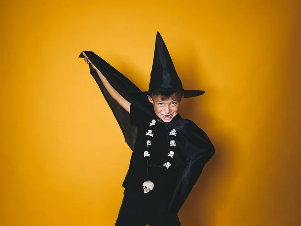 Chłopiec Ubrany Halloween Kostium Wiedźmina Czarna Czapka Głowie Pozują Przed — Zdjęcie stockowe