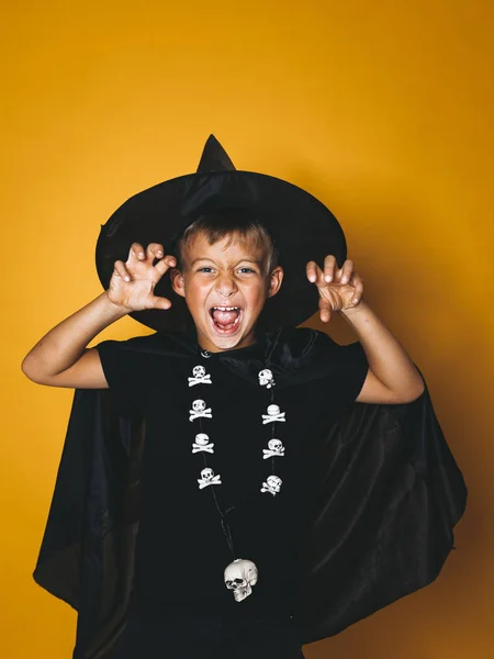 Niño Vestido Con Disfraz Bruja Halloween Con Gorra Negra Cabeza — Foto de Stock