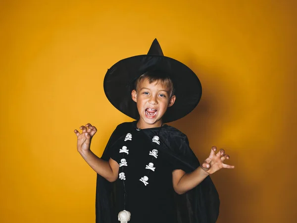 Niño Vestido Con Disfraz Bruja Halloween Con Gorra Negra Cabeza — Foto de Stock