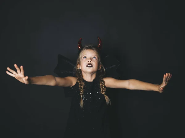 Chica Con Coletas Labios Oscuros Vestido Con Disfraz Halloween Diablo —  Fotos de Stock