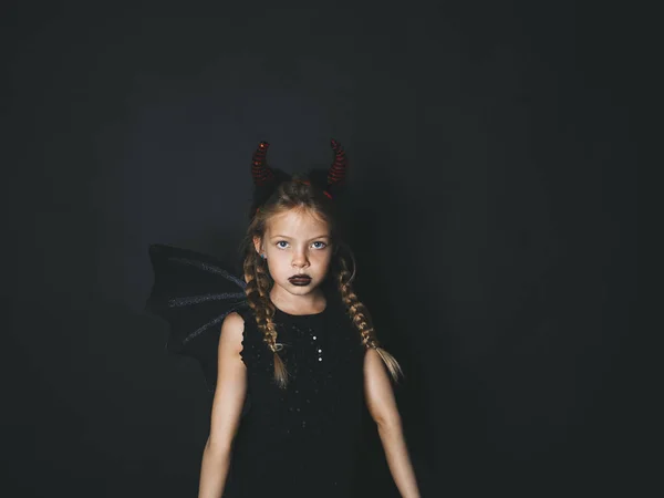 Όμορφη Ξανθιά Κοπέλα Ντυμένη Αποκριές Διάβολος Φορεσιά Κόκκινο Κέρατα Και — Φωτογραφία Αρχείου