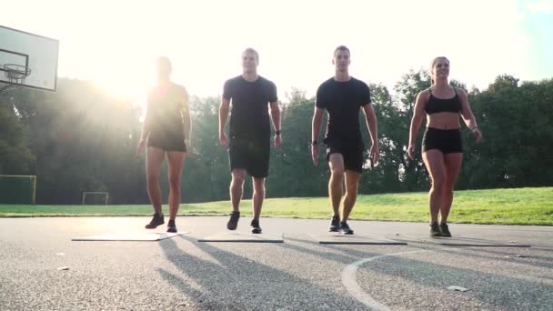 Twee Vrouwen Met Twee Mannen Doen Voorwaartse Lunges Stadium — Stockvideo