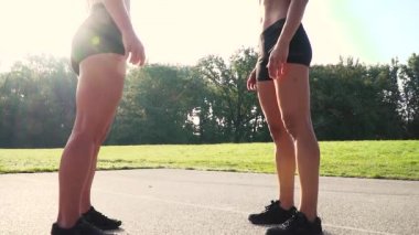  el sıkışma ritüeli Stadyumu'nda yapıyor iki fitness kadınlar