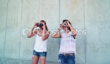 having oyunculuk ile çörek beton duvarının yakınında dururken iki güzel kadın 
