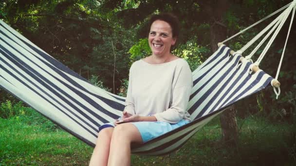 Красива Жінка Смартфоном Розслабляється Зручному Гамаку — стокове відео