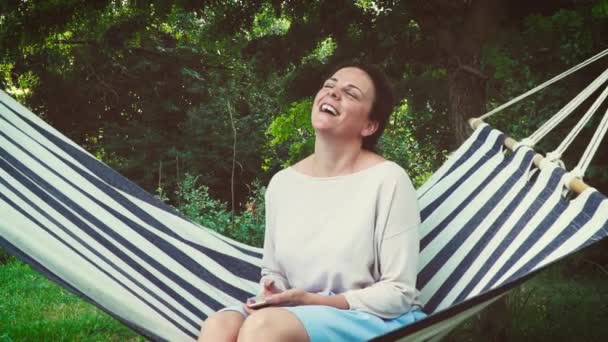 Belle Femme Avec Smartphone Relaxant Sur Hamac Pratique — Video