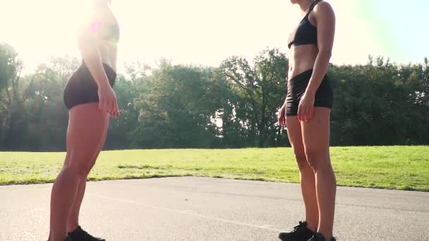 Két Fitness Nők Csinál Kézfogás Rituális Stadionban — Stock videók