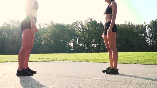 Dvě Ženy Fitness Handshake Rituál Stadionu — Stock video