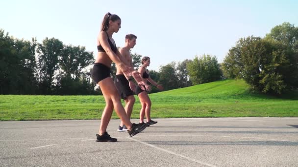 Vrouwen Met Man Doen Pistool Squats Stadium — Stockvideo