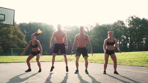Kadın Iki Erkekle Stadyumu Nda Atlama Ağız Kavgası Yapıyor — Stok video