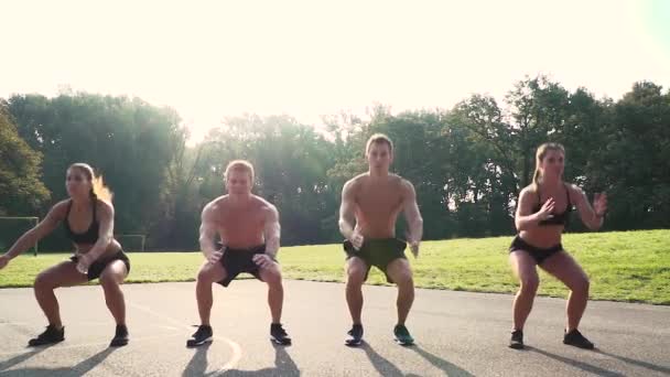 Vrouwen Met Twee Mannen Doen Springen Kraakpanden Stadium — Stockvideo