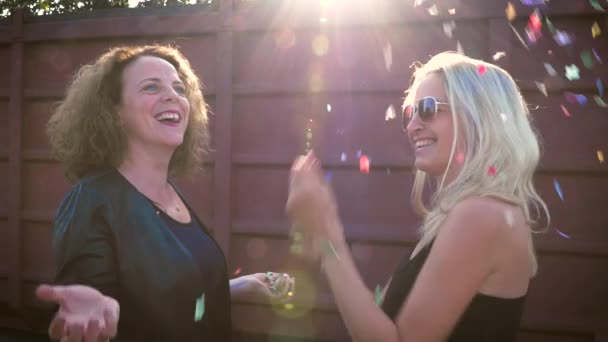 Twee Gelukkige Vrouwen Met Plezier Met Confetti Buiten — Stockvideo