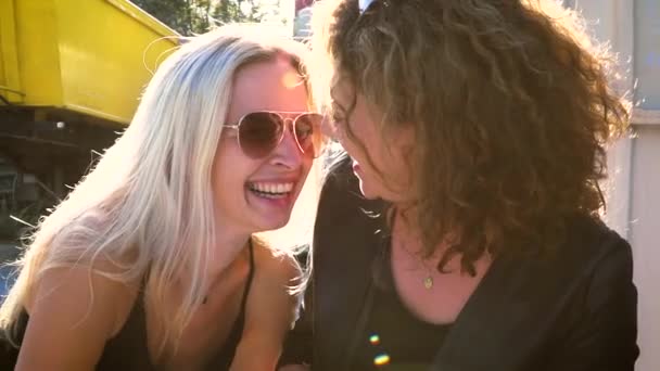 Twee Gelukkige Vrouwen Met Plezier Met Confetti Buiten — Stockvideo