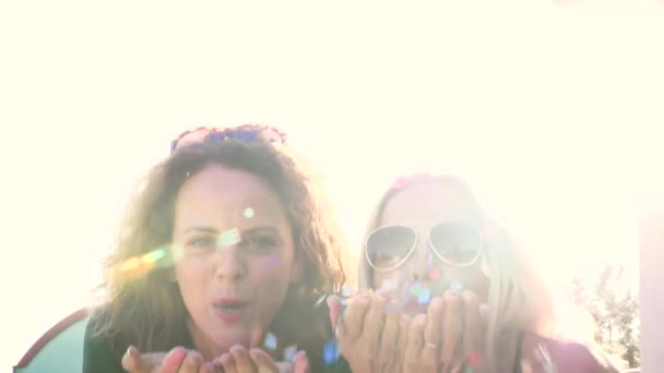 Две Счастливые Женщины Веселятся Конфетти Открытом Воздухе — стоковое видео