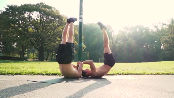 Twee Fitness Mannen Doen Van Buikspieroefeningen Stadium — Stockvideo