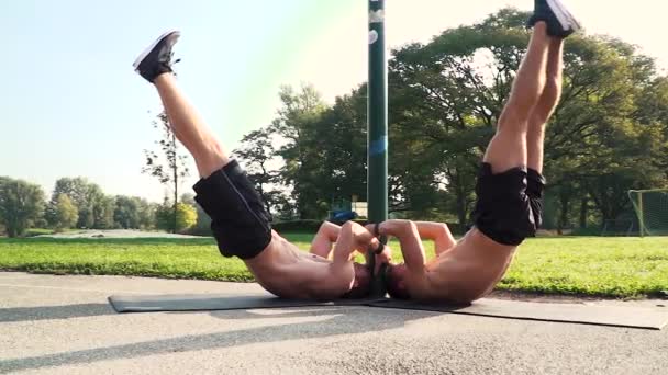 Deux Hommes Fitness Faisant Des Exercices Abdominaux Stade — Video