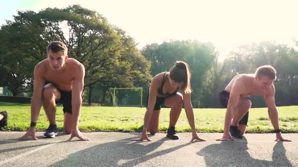 Mulheres Com Dois Homens Fazendo Sprint Curto Estádio — Vídeo de Stock