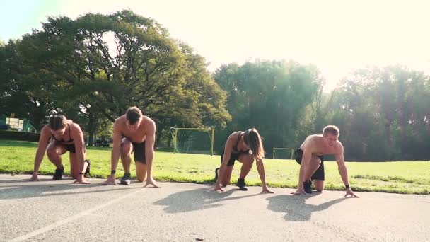 Femmes Avec Deux Hommes Faisant Sprint Court Stade — Video