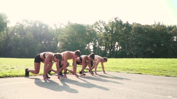 Kadın Iki Erkekle Stadyumu Nda Kısa Sprint Yapıyor — Stok video
