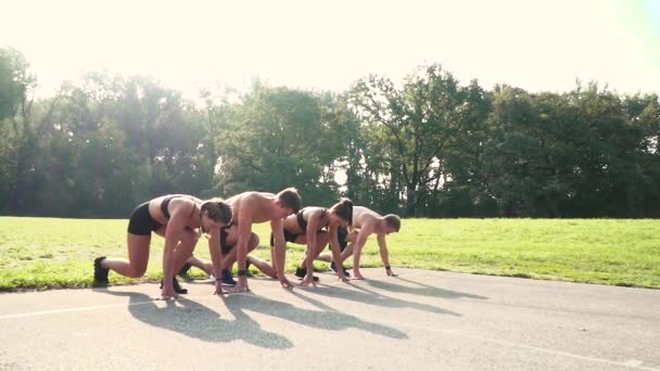 Vrouwen Met Twee Mannen Korte Sprint Stadium Doen — Stockvideo