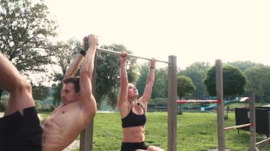 Genç çift egzersizleri Stadı yatay çubuk, pratik 