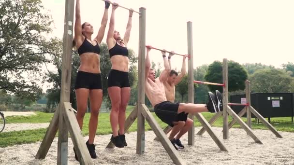 Zwei Frauen Mit Zwei Männern Bei Übungen Stufenbarren Stadion — Stockvideo