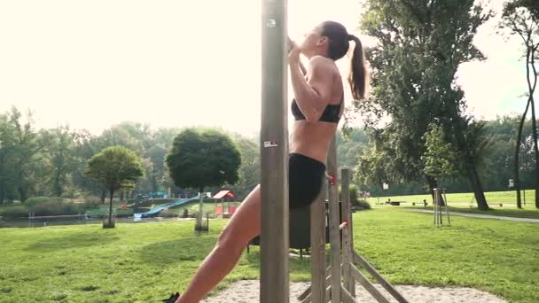 Mujer Concentrada Haciendo Ejercicio Barra Horizontal Estadio — Vídeos de Stock