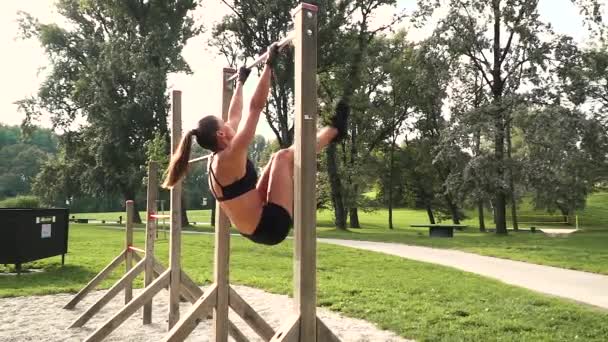 Koncentrerad Kvinna Gör Övning Vid Horisontell Bar Stadion — Stockvideo