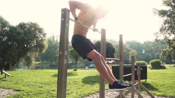 Kaslı Sporcu Stadı Yatay Çubuk Vücut Ağırlığı Egzersizleri Yapıyor — Stok video