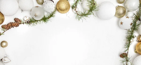 Natal Cartão Saudação Com Bugigangas Douradas Brancas Ramos Abeto Com — Fotografia de Stock