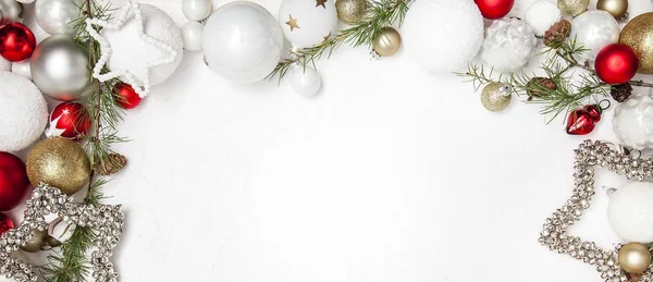 Grußkarte Mit Weihnachtsschmuck Und Tannenzweigen Mit Zapfen Nahaufnahme Stockbild
