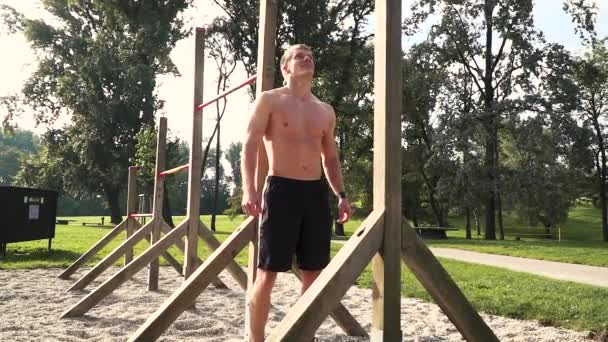 Mladý Muž Dělá Tělesné Cvičení Hrazdě Stadionu — Stock video