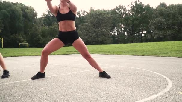 Duas Mulheres Fazendo Lunges Laterais Estádio — Vídeo de Stock