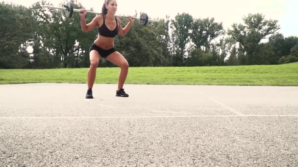 Frau Schwarzer Sportbekleidung Beim Training Mit Langhantel Sonnigen Tag Stadion — Stockvideo