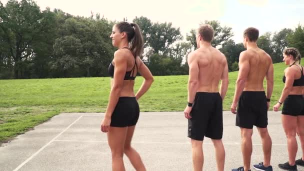 Czterech Młodych Fitness Sportowców Pozowanie Stadion Słoneczny Dzień — Wideo stockowe