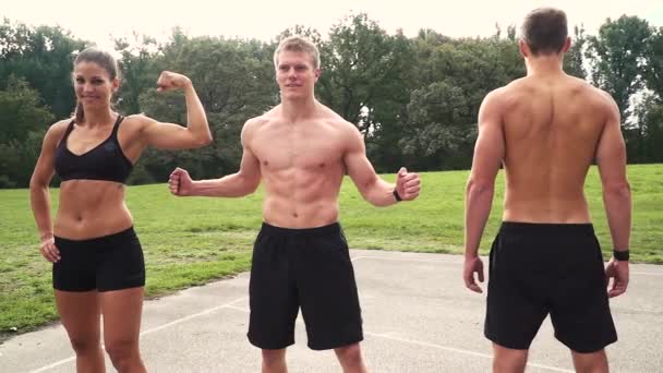 Czterech Młodych Fitness Sportowców Pozowanie Stadion Słoneczny Dzień — Wideo stockowe
