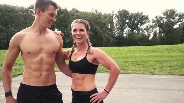 Feliz Casal Muscular Abraçando Posando Estádio — Vídeo de Stock