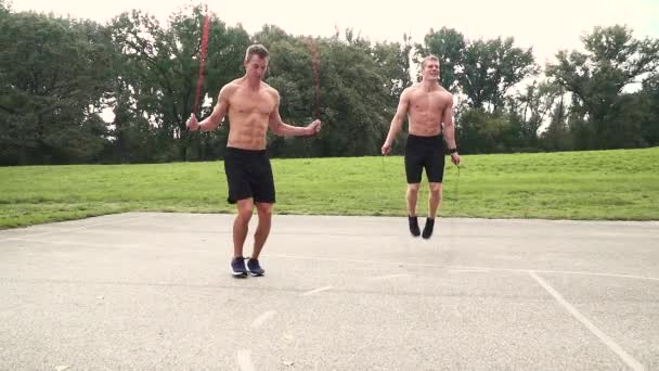 两个男运动员在体育场跳绳 — 图库视频影像