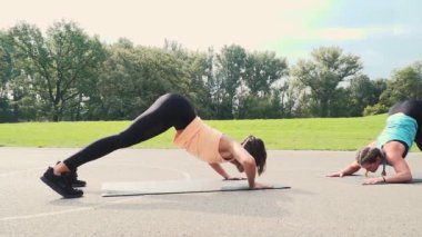 kadınlarda Stadyumu'nda germe egzersizleri yapıyor spor giyim