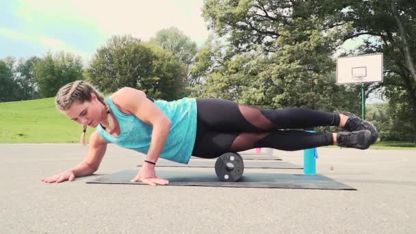 Femme Faisant Des Exercices Avec Fascia Rouler Sur Tapis Stade — Video