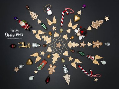 tebrik yazı ve yıldız dışarı-in Noel dekorasyon öğeleri ve siyah kara tahta arka plan çerezleri şeklinde