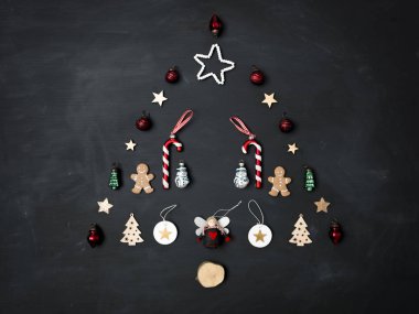 Noel dekorasyon ve gingerbread çerezleri koyu arka plan, yeni yıl kavramı dışında şeklinde ağaç 